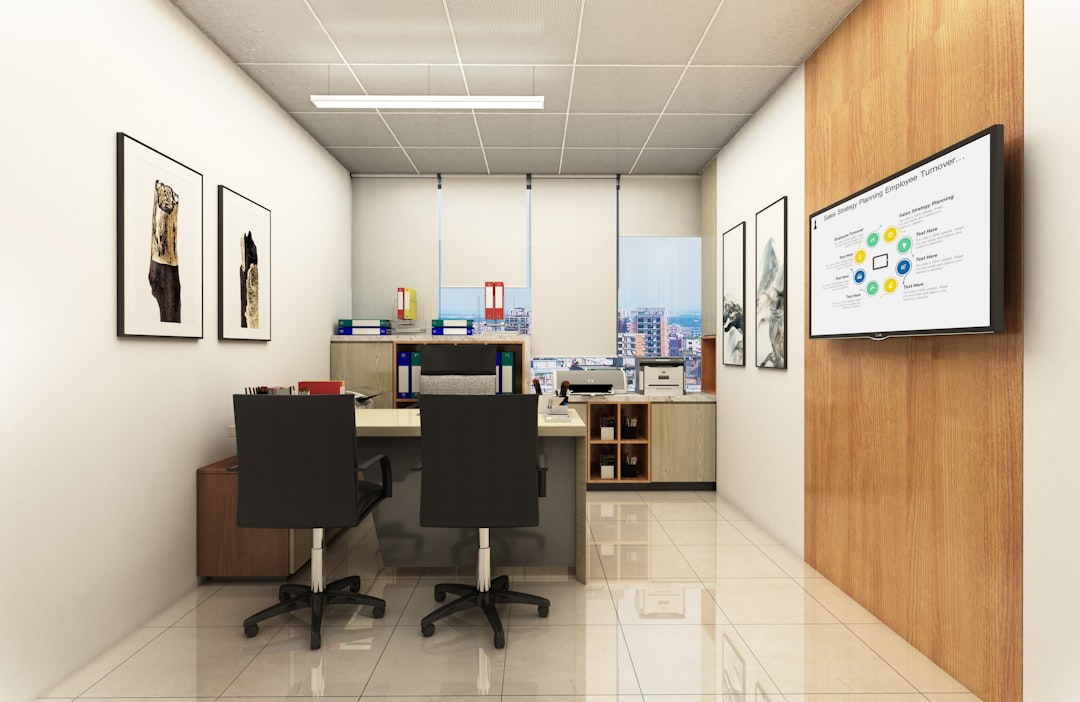 Espacio de oficina con pantalla para reuniones y comunicación